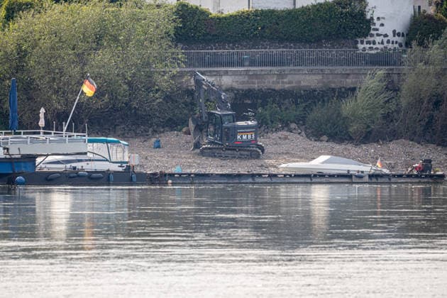 Bombenentschärfung in Köln-Rodenkirchen - 29.09.26 Die Bombe wurde abtransportiert und muss an einem anderen Ort kontrolliert gesprengt werden. Blick vom rechtsrheinischen Ufer in Köln-Westhoven (Stadtbezirk Porz) über den Rhein Richtung Südwesten auf den Fundort einer amerikanischen Zehn-Zentner-Weltkriegsbombe (Blindgänger) am Rodenkirchener Leinpfad auf Höhe der Kirche Alt St. Maternus in Köln-Rodenkirchen. Rund 3.000 Menschen mussten im Sperrradius von 500 Metern ihre Wohnungen verlassen, auch A4 und Rhein lagen im Gefahrenbereich. Köln Porz Nordrhein-Westfalen Deutschland Copyright: xMarcxJohnx