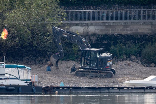 Bombenentschärfung in Köln-Rodenkirchen - 29.09.26 Die Bombe wurde abtransportiert und muss an einem anderen Ort kontrolliert gesprengt werden. Blick vom rechtsrheinischen Ufer in Köln-Westhoven (Stadtbezirk Porz) über den Rhein Richtung Südwesten auf den Fundort einer amerikanischen Zehn-Zentner-Weltkriegsbombe (Blindgänger) am Rodenkirchener Leinpfad auf Höhe der Kirche Alt St. Maternus in Köln-Rodenkirchen. Rund 3.000 Menschen mussten im Sperrradius von 500 Metern ihre Wohnungen verlassen, auch A4 und Rhein lagen im Gefahrenbereich. Köln Porz Nordrhein-Westfalen Deutschland Copyright: xMarcxJohnx