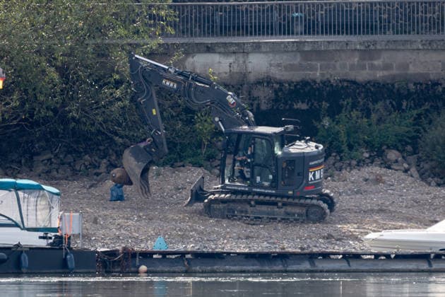 Bombenentschärfung in Köln-Rodenkirchen - 29.09.26 Die Bombe wurde abtransportiert und muss an einem anderen Ort kontrolliert gesprengt werden. Blick vom rechtsrheinischen Ufer in Köln-Westhoven (Stadtbezirk Porz) über den Rhein Richtung Südwesten auf den Fundort einer amerikanischen Zehn-Zentner-Weltkriegsbombe (Blindgänger) am Rodenkirchener Leinpfad auf Höhe der Kirche Alt St. Maternus in Köln-Rodenkirchen. Rund 3.000 Menschen mussten im Sperrradius von 500 Metern ihre Wohnungen verlassen, auch A4 und Rhein lagen im Gefahrenbereich. Köln Porz Nordrhein-Westfalen Deutschland Copyright: xMarcxJohnx