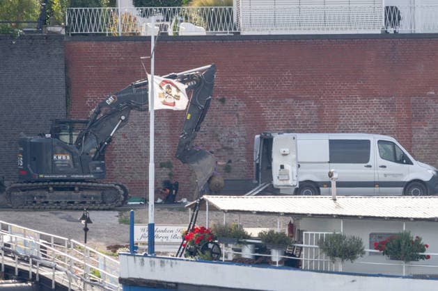Bombenentschärfung in Köln-Rodenkirchen - 29.09.26 Die Bombe wurde abtransportiert und muss an einem anderen Ort kontrolliert gesprengt werden. Blick vom rechtsrheinischen Ufer in Köln-Westhoven (Stadtbezirk Porz) über den Rhein Richtung Südwesten auf den Fundort einer amerikanischen Zehn-Zentner-Weltkriegsbombe (Blindgänger) am Rodenkirchener Leinpfad auf Höhe der Kirche Alt St. Maternus in Köln-Rodenkirchen. Rund 3.000 Menschen mussten im Sperrradius von 500 Metern ihre Wohnungen verlassen, auch A4 und Rhein lagen im Gefahrenbereich. Köln Porz Nordrhein-Westfalen Deutschland Copyright: xMarcxJohnx
