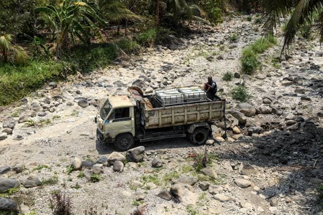 September 29, 2026, Kulon Progo, Indonesia: KULON PROGO, YOGYAKARTA, INDONESIA, SEPTEMBER 29, 2026: Residents pump water from the bottom of the Sawah Aking River into a truck-mounted tank in Pengasih, Kulon Progo, amid prolonged dry conditions. The Kulon Progo Regional Disaster Management Agency (BPBD) has extended its drought emergency alert through December 31, as authorities prepare for continued water shortages in affected communities. Kulon Progo Indonesia - ZUMAq101 20260929_zna_q101_062 Copyright: xIlhamxNurxArifinx