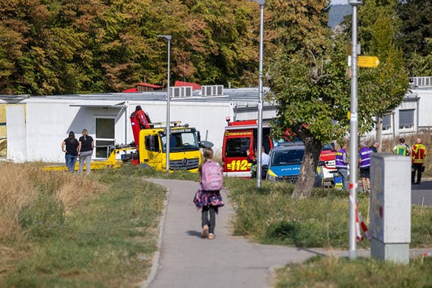 Blaulicht: Auto faehrt im Kreuzerfeld gegen Schul-Container, Rottenburg am Neckar am 29.09.2026, Blaulicht: Auto faehrt im Kreuzerfeld gegen Schul-Container, Rottenburg am Neckar am 29.09.2026, Polizei und Einsatzkraefte vor Ort. DROFITSCH EIBNER Copyright: xEibner-Pressefoto DimitrixDrofitx EP_ddh