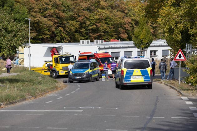 Blaulicht: Auto faehrt im Kreuzerfeld gegen Schul-Container, Rottenburg am Neckar am 29.09.2026, Blaulicht: Auto faehrt im Kreuzerfeld gegen Schul-Container, Rottenburg am Neckar am 29.09.2026, Polizei und Einsatzkraefte vor Ort. DROFITSCH EIBNER Copyright: xEibner-Pressefoto DimitrixDrofitx EP_ddh