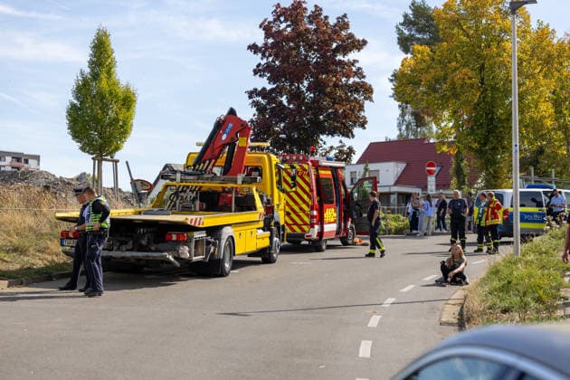 Blaulicht: Auto faehrt im Kreuzerfeld gegen Schul-Container, Rottenburg am Neckar am 29.09.2026, Blaulicht: Auto faehrt im Kreuzerfeld gegen Schul-Container, Rottenburg am Neckar am 29.09.2026, Abschlepp kommt an. DROFITSCH EIBNER Copyright: xEibner-Pressefoto DimitrixDrofitx EP_ddh
