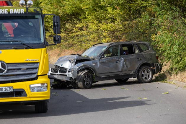 Blaulicht: Auto faehrt im Kreuzerfeld gegen Schul-Container, Rottenburg am Neckar am 29.09.2026, Blaulicht: Auto faehrt im Kreuzerfeld gegen Schul-Container, Rottenburg am Neckar am 29.09.2026, Abschlepp zieht fahrzeug aus dem Gebuesch raus. DROFITSCH EIBNER Copyright: xEibner-Pressefoto DimitrixDrofitx EP_ddh