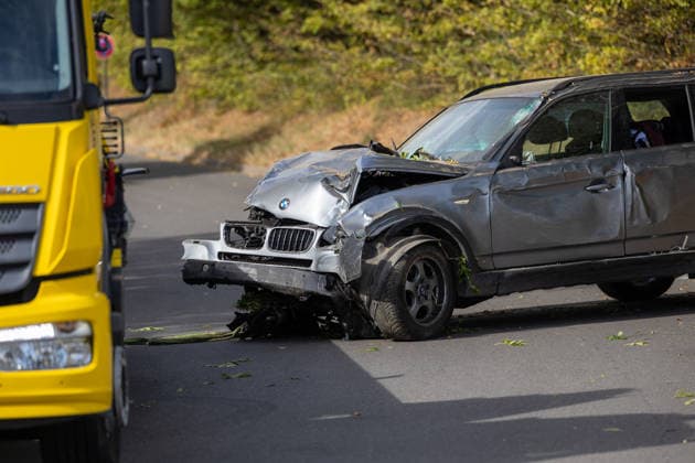 Blaulicht: Auto faehrt im Kreuzerfeld gegen Schul-Container, Rottenburg am Neckar am 29.09.2026, Blaulicht: Auto faehrt im Kreuzerfeld gegen Schul-Container, Rottenburg am Neckar am 29.09.2026, BMW SUV beschaedigt, rausgezogen aus dem Gebuesch. DROFITSCH EIBNER Copyright: xEibner-Pressefoto DimitrixDrofitx EP_ddh