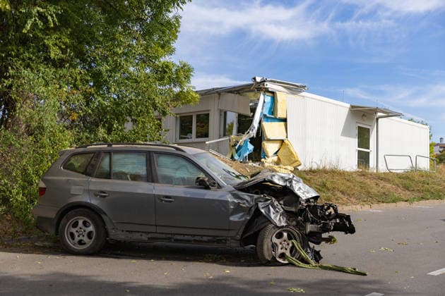 Blaulicht: Auto faehrt im Kreuzerfeld gegen Schul-Container, Rottenburg am Neckar am 29.09.2026, Blaulicht: Auto faehrt im Kreuzerfeld gegen Schul-Container, Rottenburg am Neckar am 29.09.2026, BMW SUV beschaedigt, rausgezogen aus dem Gebuesch. DROFITSCH EIBNER Copyright: xEibner-Pressefoto DimitrixDrofitx EP_ddh