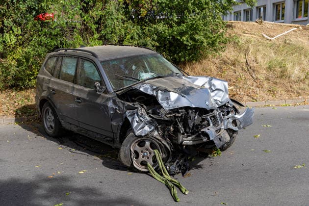 Blaulicht: Auto faehrt im Kreuzerfeld gegen Schul-Container, Rottenburg am Neckar am 29.09.2026, Blaulicht: Auto faehrt im Kreuzerfeld gegen Schul-Container, Rottenburg am Neckar am 29.09.2026, BMW SUV beschaedigt, rausgezogen aus dem Gebuesch. DROFITSCH EIBNER Copyright: xEibner-Pressefoto DimitrixDrofitx EP_ddh