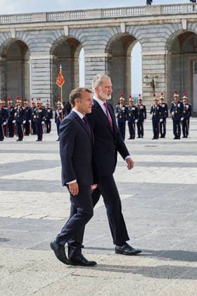 September 29, 2026, Madrid, Madrid, Spain: KING FELIPE VI of Spain and QUEEN LETIZIA of Spain welcome the President of the French Republic, EMMANUEL MACRON, and First Lady BRIGITTE MACRON on the occasion of their official visit Madrid Spain - ZUMAc260 20260929_zep_c260_016 Copyright: xMikexChicorrox