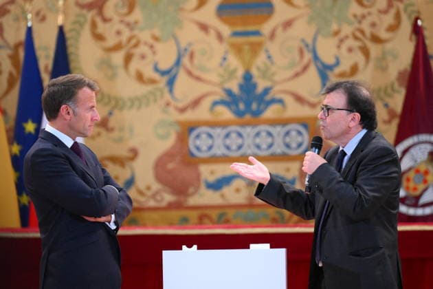 State visit to Spain of French Presidential couple – Meeting with students French President Emmanuel Macron pictured with Spanish writer Javier Cercas during meeting on « Democracy, youth and social networks : meeting the challenges of digital technology » in Madrid, Spain on September 29 2026. French Presidential couple pays a two-day state visit to Spain. Photo by Eliot Blondet ABACAPRESS.COM Madrid Spain  Copyright: xBlondetxEliot ABACAx