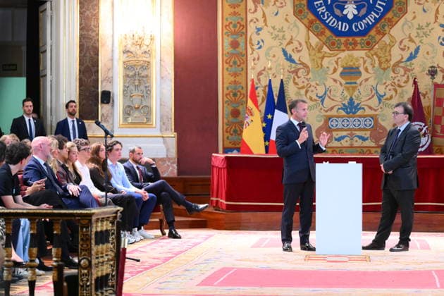 State visit to Spain of French Presidential couple – Meeting with students French President Emmanuel Macron pictured with Spanish writer Javier Cercas during meeting on « Democracy, youth and social networks : meeting the challenges of digital technology » in Madrid, Spain on September 29 2026. French Presidential couple pays a two-day state visit to Spain. Photo by Eliot Blondet ABACAPRESS.COM Madrid Spain  Copyright: xBlondetxEliot ABACAx