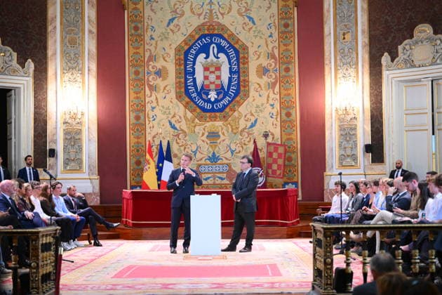 State visit to Spain of French Presidential couple – Meeting with students French President Emmanuel Macron pictured with Spanish writer Javier Cercas during meeting on « Democracy, youth and social networks : meeting the challenges of digital technology » in Madrid, Spain on September 29 2026. French Presidential couple pays a two-day state visit to Spain. Photo by Eliot Blondet ABACAPRESS.COM Madrid Spain  Copyright: xBlondetxEliot ABACAx