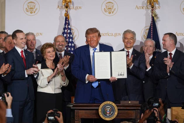 U.S. President Donald Trump (C) poses with a document during the launch of the America.gov website, which uses AI to bring together the administrative services of government agencies on a single platform, at the Andrew W. Mellon Auditorium in Washington, D.C., United States, 29 September 2026. Trump defends advances in AI and unveils a portal for administrative procedures that uses this technology !ACHTUNG: NUR REDAKTIONELLE NUTZUNG!  Copyright: xOctavioxGuzmánx AME1315 20260929-55021538435_1