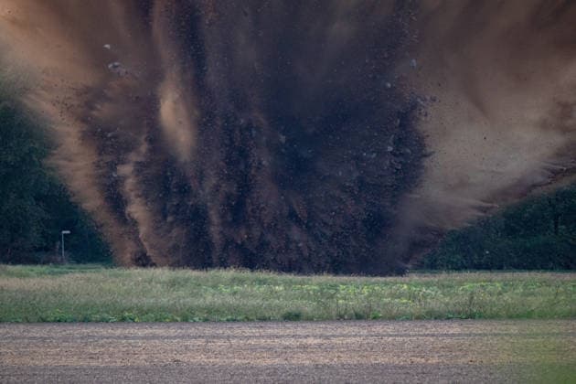 Kontrollierte Sprengung einer Weltkriegsbombe in Köln-Rodenkirchen - 29.09.26 Kontrollierte Sprengung einer amerikanischen Zehn-Zentner-Weltkriegsbombe (Blindgänger) durch Kampfmittelbeseitigung KMBS auf einem Feld in Köln-Rodenkirchen. Weil einer der beiden Zünder nicht entfernt werden konnte, war eine Entschärfung am Fundort nicht möglich. Evakuierungen waren nicht notwendig, da die Sperrfläche unbewohnt ist. Köln Rodenkirchen Nordrhein-Westfalen Deutschland Copyright: xMarcxJohnx