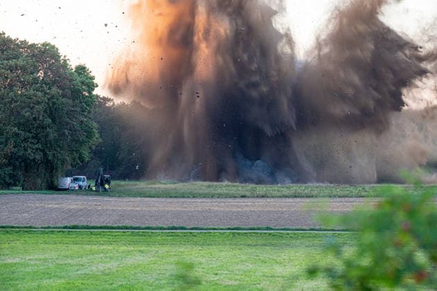 Kontrollierte Sprengung einer Weltkriegsbombe in Köln-Rodenkirchen - 29.09.26 Kontrollierte Sprengung einer amerikanischen Zehn-Zentner-Weltkriegsbombe (Blindgänger) durch Kampfmittelbeseitigung KMBS auf einem Feld in Köln-Rodenkirchen. Weil einer der beiden Zünder nicht entfernt werden konnte, war eine Entschärfung am Fundort nicht möglich. Evakuierungen waren nicht notwendig, da die Sperrfläche unbewohnt ist. Köln Rodenkirchen Nordrhein-Westfalen Deutschland Copyright: xMarcxJohnx
