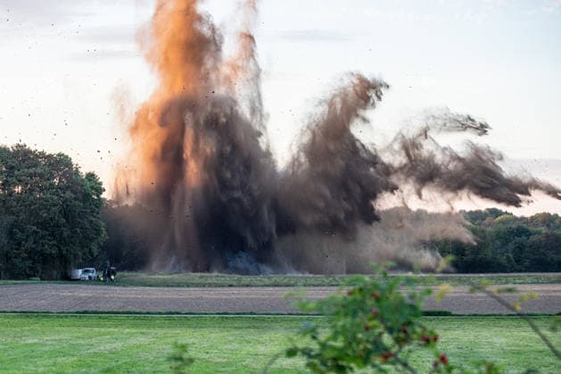 Kontrollierte Sprengung einer Weltkriegsbombe in Köln-Rodenkirchen - 29.09.26 Kontrollierte Sprengung einer amerikanischen Zehn-Zentner-Weltkriegsbombe (Blindgänger) durch Kampfmittelbeseitigung KMBS auf einem Feld in Köln-Rodenkirchen. Weil einer der beiden Zünder nicht entfernt werden konnte, war eine Entschärfung am Fundort nicht möglich. Evakuierungen waren nicht notwendig, da die Sperrfläche unbewohnt ist. Köln Rodenkirchen Nordrhein-Westfalen Deutschland Copyright: xMarcxJohnx