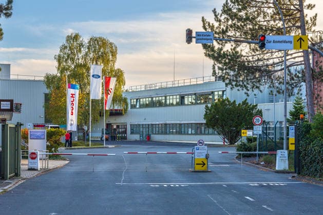 Stellenabbau beim Autozulieferer Bosch am Standort Nürnberg, Nürnberg, 29.09.2026 Am Werksgelände von Bosch ist die Zufahrt mit Schranken und Ampeln gesichert, das Werksgebäude liegt am Morgen in ruhigem Licht. Der Standort ist von geplantem Stellenabbau beim Autozulieferer betroffen. Nürnberg Bayern Deutschland