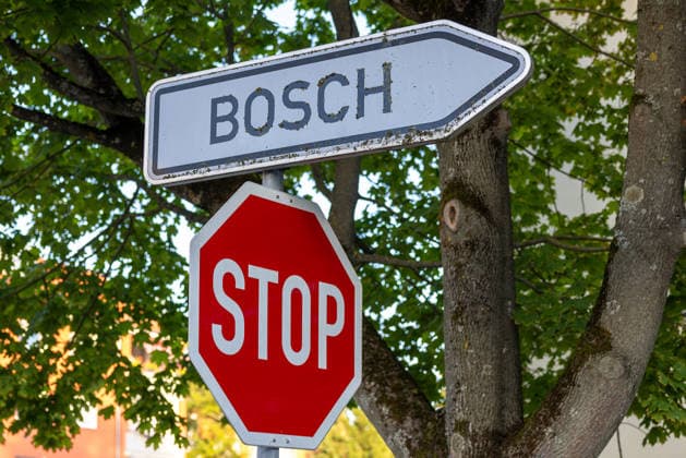 Stellenabbau beim Autozulieferer Bosch am Standort Nürnberg, Nürnberg, 29.09.2026 Ein Wegweiserschild zeigt zum Bosch-Werksgelände, darunter steht ein Stoppschild. Der Autozulieferer plant einen Stellenabbau am örtlichen Standort. Nürnberg Bayern Deutschland