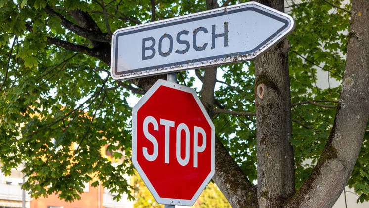 Stellenabbau beim Autozulieferer Bosch am Standort Nürnberg, Nürnberg, 29.09.2026 Ein Wegweiser mit der Aufschrift Bosch und ein Stoppschild markieren den Standort des Autozulieferers, der massiven Stellenabbau ankündigt. Bis Ende 2029 sollen dort 900 der rund 1.700 Arbeitsplätze wegfallen, begründet mit Wettbewerbs- und Preisdruck in der Automobilindustrie. Nürnberg Bayern Deutschland