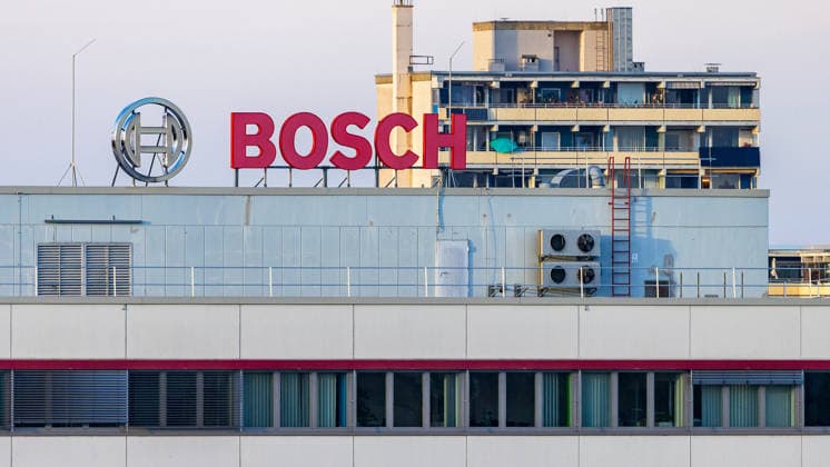 Stellenabbau beim Autozulieferer Bosch am Standort Nürnberg, Nürnberg, 29.09.2026 Der Autozulieferer Bosch kündigt Stellenabbau an seinem Standort an. Das Firmenlogo ist deutlich auf dem Dach der Werksgebäude sichtbar. Nürnberg Bayern Deutschland