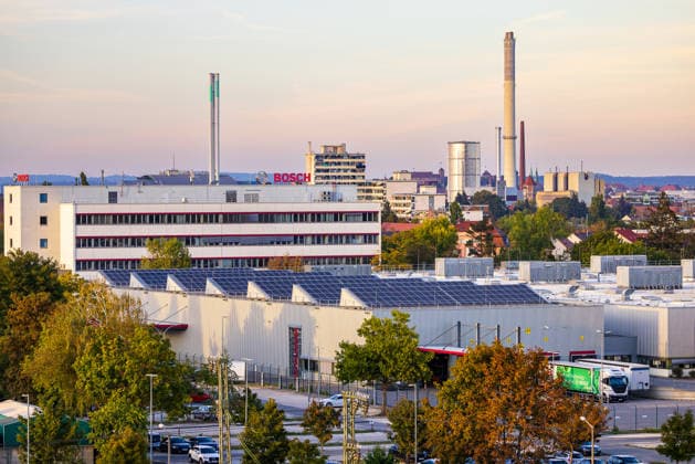 Stellenabbau beim Autozulieferer Bosch am Standort Nürnberg, Nürnberg, 29.09.2026 Das Bosch-Werk zeigt sich mit Fabrikgebäuden und Solaranlagen auf den Dächern. Der Autozulieferer plant an diesem Standort einen Stellenabbau. Nürnberg Bayern Deutschland