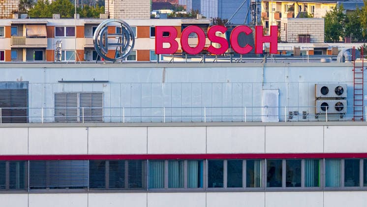 Stellenabbau beim Autozulieferer Bosch am Standort Nürnberg, Nürnberg, 29.09.2026 Der Autozulieferer Bosch baut am Standort Stellen ab. Das Firmenlogo und der Schriftzug sind auf dem Dach des Werksgebäudes angebracht. Nürnberg Bayern Deutschland