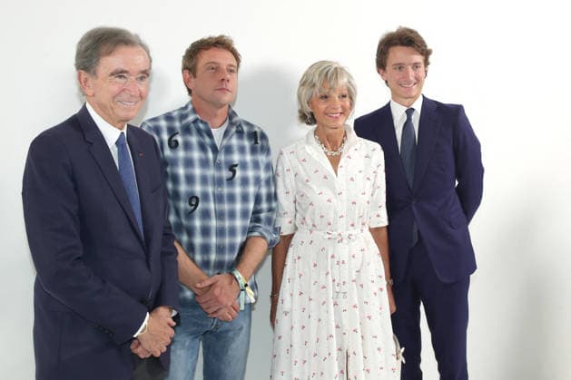 Bernard Arnault, Jonathan Anderson, Hélène Arnault, and Jean Arnault pose following the Dior Spring Summer 2027 Ready-to-Wear Greetings Collection fashion show as part of Paris Fashion Week, France, on September 29, 2026. Bertrand Rindoff Bestimage Celebrities at the Dior Fashion Show, Women’s Ready-to-Wear Spring Summer 2026, as part of Paris Fashion Week on September 29, 2026, in Paris, France. Paris, France Copyright: xBERTRANDxRINDOFFxPETROFFx xBESTIMAGExBERTRANDxRINDOFFxPETROFFx xBESTIMAGEx