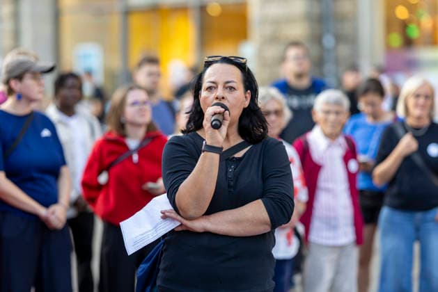 Demo AfD Verbot 29092026 - Die Landtagsabgeordnete Katharina Koenig-Preuss (König-Preuß) von der Partei Die Linke +++ In Erfurt haben rund 200 Menschen fuer ein Verbotsverfahren der Partei Alternative fuer Deutschland (AfD) demonstriert. Die Demonstration fuehrte vom Anger zum Thueringer Landtag und fand einen Tag vor der Anhoerung zum Verbotsverfahren im Parlament statt. Erfurt Thueringen Germany