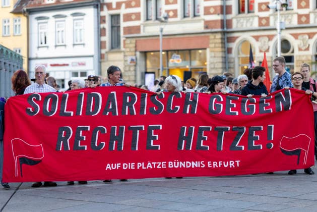 Demo AfD Verbot 29092026 - In Erfurt haben rund 200 Menschen fuer ein Verbotsverfahren der Partei Alternative fuer Deutschland (AfD) demonstriert. Die Demonstration fuehrte vom Anger zum Thueringer Landtag und fand einen Tag vor der Anhoerung zum Verbotsverfahren im Parlament statt. Erfurt Thueringen Germany