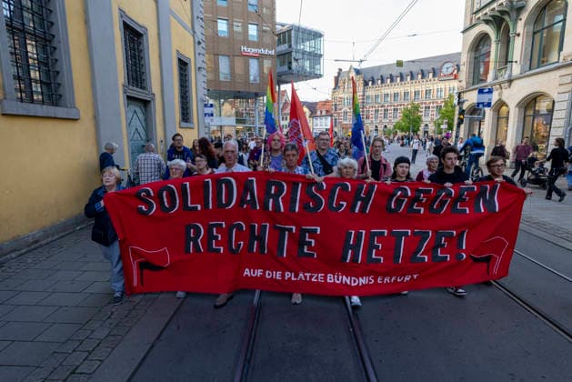 Demo AfD Verbot 29092026 - In Erfurt haben rund 200 Menschen fuer ein Verbotsverfahren der Partei Alternative fuer Deutschland (AfD) demonstriert. Die Demonstration fuehrte vom Anger zum Thueringer Landtag und fand einen Tag vor der Anhoerung zum Verbotsverfahren im Parlament statt. Erfurt Thueringen Germany