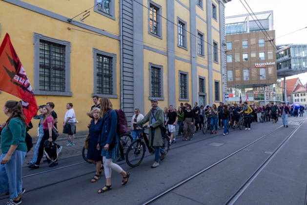 Demo AfD Verbot 29092026 - In Erfurt haben rund 200 Menschen fuer ein Verbotsverfahren der Partei Alternative fuer Deutschland (AfD) demonstriert. Die Demonstration fuehrte vom Anger zum Thueringer Landtag und fand einen Tag vor der Anhoerung zum Verbotsverfahren im Parlament statt. Erfurt Thueringen Germany