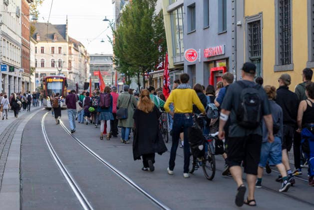Demo AfD Verbot 29092026 - In Erfurt haben rund 200 Menschen fuer ein Verbotsverfahren der Partei Alternative fuer Deutschland (AfD) demonstriert. Die Demonstration fuehrte vom Anger zum Thueringer Landtag und fand einen Tag vor der Anhoerung zum Verbotsverfahren im Parlament statt. Erfurt Thueringen Germany