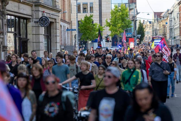 Demo AfD Verbot 29092026 - In Erfurt haben rund 200 Menschen fuer ein Verbotsverfahren der Partei Alternative fuer Deutschland (AfD) demonstriert. Die Demonstration fuehrte vom Anger zum Thueringer Landtag und fand einen Tag vor der Anhoerung zum Verbotsverfahren im Parlament statt. Erfurt Thueringen Germany
