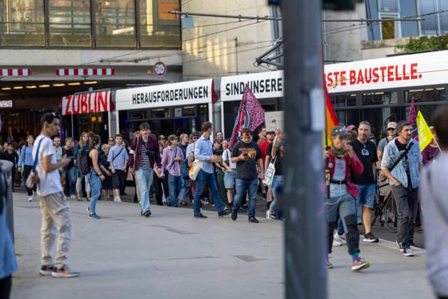 Demo AfD Verbot 29092026 - In Erfurt haben rund 200 Menschen fuer ein Verbotsverfahren der Partei Alternative fuer Deutschland (AfD) demonstriert. Die Demonstration fuehrte vom Anger zum Thueringer Landtag und fand einen Tag vor der Anhoerung zum Verbotsverfahren im Parlament statt. Erfurt Thueringen Germany