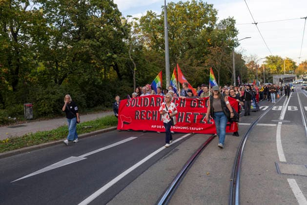Demo AfD Verbot 29092026 - In Erfurt haben rund 200 Menschen fuer ein Verbotsverfahren der Partei Alternative fuer Deutschland (AfD) demonstriert. Die Demonstration fuehrte vom Anger zum Thueringer Landtag und fand einen Tag vor der Anhoerung zum Verbotsverfahren im Parlament statt. Erfurt Thueringen Germany