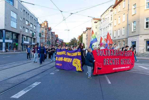 Demo AfD Verbot 29092026 - In Erfurt haben rund 200 Menschen fuer ein Verbotsverfahren der Partei Alternative fuer Deutschland (AfD) demonstriert. Die Demonstration fuehrte vom Anger zum Thueringer Landtag und fand einen Tag vor der Anhoerung zum Verbotsverfahren im Parlament statt. Erfurt Thueringen Germany