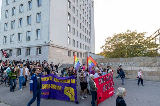 Demo AfD Verbot 29092026 - In Erfurt haben rund 200 Menschen fuer ein Verbotsverfahren der Partei Alternative fuer Deutschland (AfD) demonstriert. Die Demonstration fuehrte vom Anger zum Thueringer Landtag und fand einen Tag vor der Anhoerung zum Verbotsverfahren im Parlament statt. Erfurt Thueringen Germany