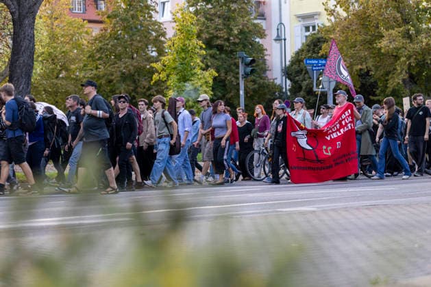 Demo AfD Verbot 29092026 - In Erfurt haben rund 200 Menschen fuer ein Verbotsverfahren der Partei Alternative fuer Deutschland (AfD) demonstriert. Die Demonstration fuehrte vom Anger zum Thueringer Landtag und fand einen Tag vor der Anhoerung zum Verbotsverfahren im Parlament statt. Erfurt Thueringen Germany