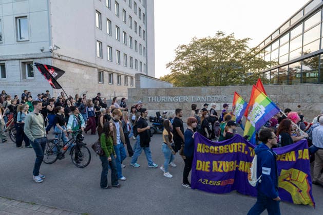 Demo AfD Verbot 29092026 - In Erfurt haben rund 200 Menschen fuer ein Verbotsverfahren der Partei Alternative fuer Deutschland (AfD) demonstriert. Die Demonstration fuehrte vom Anger zum Thueringer Landtag und fand einen Tag vor der Anhoerung zum Verbotsverfahren im Parlament statt. Erfurt Thueringen Germany