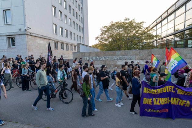 Demo AfD Verbot 29092026 - In Erfurt haben rund 200 Menschen fuer ein Verbotsverfahren der Partei Alternative fuer Deutschland (AfD) demonstriert. Die Demonstration fuehrte vom Anger zum Thueringer Landtag und fand einen Tag vor der Anhoerung zum Verbotsverfahren im Parlament statt. Erfurt Thueringen Germany