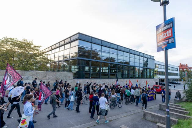 Demo AfD Verbot 29092026 -Ein Plakat der Partei die Linke vor dem Landtag mit der Forderung fuer ein AfD-Verbot +++ In Erfurt haben rund 200 Menschen fuer ein Verbotsverfahren der Partei Alternative fuer Deutschland (AfD) demonstriert. Die Demonstration fuehrte vom Anger zum Thueringer Landtag und fand einen Tag vor der Anhoerung zum Verbotsverfahren im Parlament statt. Erfurt Thueringen Germany