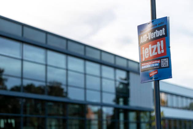 Demo AfD Verbot 29092026 -Ein Plakat der Partei die Linke vor dem Landtag mit der Forderung fuer ein AfD-Verbot +++ In Erfurt haben rund 200 Menschen fuer ein Verbotsverfahren der Partei Alternative fuer Deutschland (AfD) demonstriert. Die Demonstration fuehrte vom Anger zum Thueringer Landtag und fand einen Tag vor der Anhoerung zum Verbotsverfahren im Parlament statt. Erfurt Thueringen Germany
