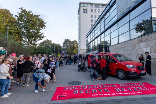 Demo AfD Verbot 29092026 - In Erfurt haben rund 200 Menschen fuer ein Verbotsverfahren der Partei Alternative fuer Deutschland (AfD) demonstriert. Die Demonstration fuehrte vom Anger zum Thueringer Landtag und fand einen Tag vor der Anhoerung zum Verbotsverfahren im Parlament statt. Erfurt Thueringen Germany