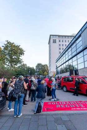 Demo AfD Verbot 29092026 - In Erfurt haben rund 200 Menschen fuer ein Verbotsverfahren der Partei Alternative fuer Deutschland (AfD) demonstriert. Die Demonstration fuehrte vom Anger zum Thueringer Landtag und fand einen Tag vor der Anhoerung zum Verbotsverfahren im Parlament statt. Erfurt Thueringen Germany