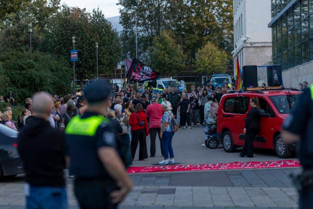 Demo AfD Verbot 29092026 - In Erfurt haben rund 200 Menschen fuer ein Verbotsverfahren der Partei Alternative fuer Deutschland (AfD) demonstriert. Die Demonstration fuehrte vom Anger zum Thueringer Landtag und fand einen Tag vor der Anhoerung zum Verbotsverfahren im Parlament statt. Erfurt Thueringen Germany