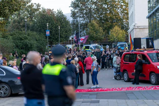 Demo AfD Verbot 29092026 - In Erfurt haben rund 200 Menschen fuer ein Verbotsverfahren der Partei Alternative fuer Deutschland (AfD) demonstriert. Die Demonstration fuehrte vom Anger zum Thueringer Landtag und fand einen Tag vor der Anhoerung zum Verbotsverfahren im Parlament statt. Erfurt Thueringen Germany