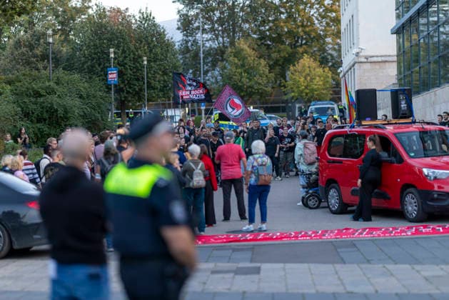 Demo AfD Verbot 29092026 - In Erfurt haben rund 200 Menschen fuer ein Verbotsverfahren der Partei Alternative fuer Deutschland (AfD) demonstriert. Die Demonstration fuehrte vom Anger zum Thueringer Landtag und fand einen Tag vor der Anhoerung zum Verbotsverfahren im Parlament statt. Erfurt Thueringen Germany