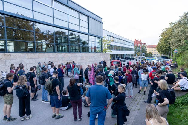 Demo AfD Verbot 29092026 - In Erfurt haben rund 200 Menschen fuer ein Verbotsverfahren der Partei Alternative fuer Deutschland (AfD) demonstriert. Die Demonstration fuehrte vom Anger zum Thueringer Landtag und fand einen Tag vor der Anhoerung zum Verbotsverfahren im Parlament statt. Erfurt Thueringen Germany