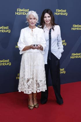 Helen Mirren mit Iris Berben bei der Ehrung mit dem Douglas-Sirk-Preis am 29.09. 2026 im Cinemaxx im Rahmen vom 34. Filmfest in Hamburg Helen Mirren and german actress Iris Berben attend honoring ceremony with Douglas Sirk Award at Cinemaxx Dammtor on Septmeber 29, 2026 in Hamburg, Germany Douglas-Sirk-Preis fuer Helen Mirren beim 34. Filmfest in Hamburg
