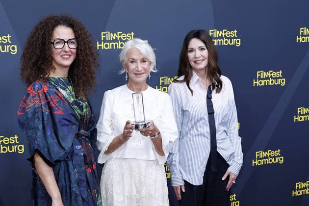 Festival-Chefin Malika Rabahallah, Helen Mirren und Iris Berben bei der Ehrung mit dem Douglas-Sirk-Preis am 29.09. 2026 im Cinemaxx im Rahmen vom 34. Filmfest in Hamburg Malika Rabahallah (Festival CEO), Helen Mirren and german actress Iris Berben attend honoring ceremony with Douglas Sirk Award at Cinemaxx Dammtor on Septmeber 29, 2026 in Hamburg, Germany Douglas-Sirk-Preis fuer Helen Mirren beim 34. Filmfest in Hamburg